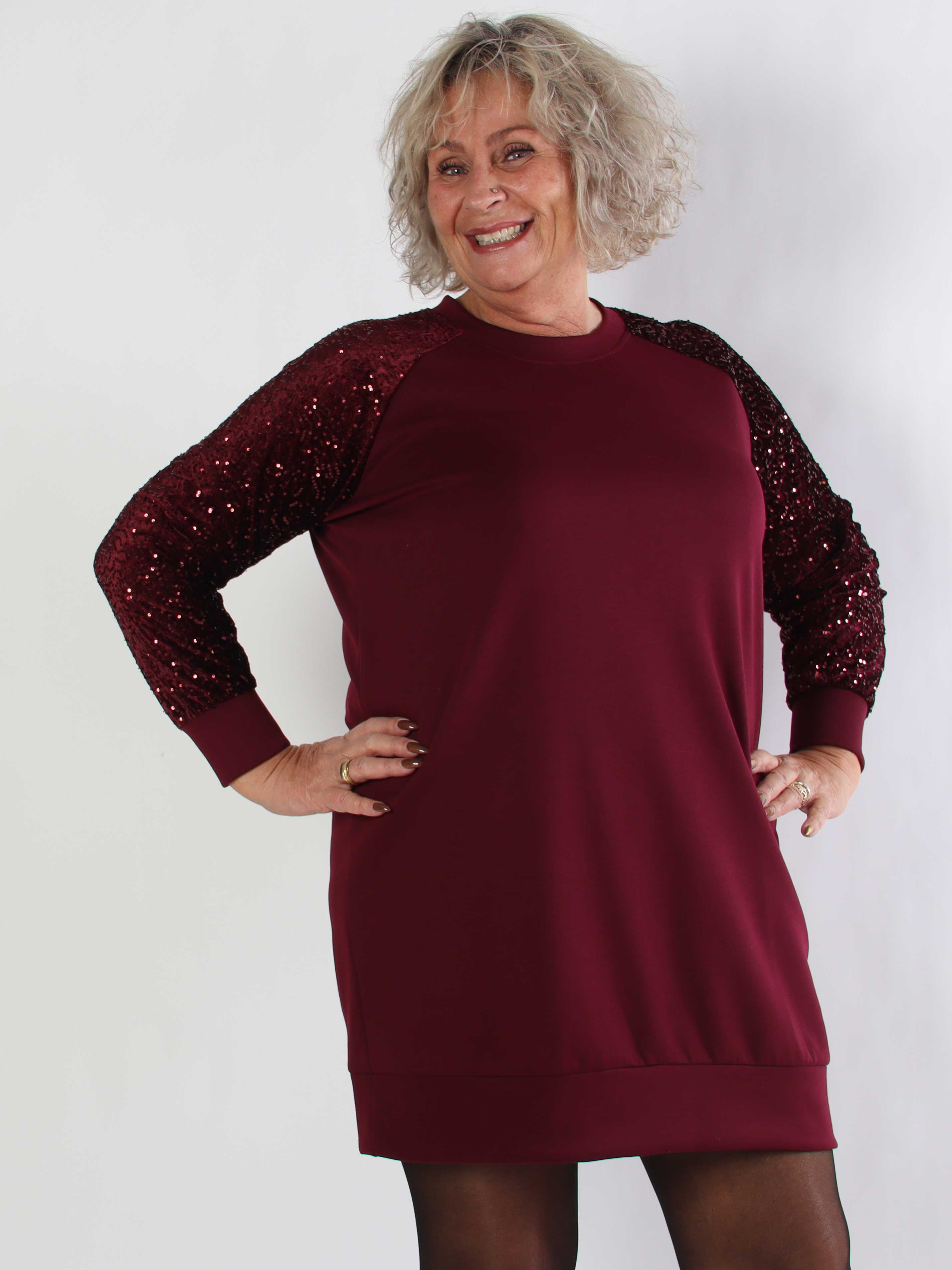 Parma - Plus size joggingkjole med pailletærmer